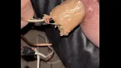 Jouer Des jouets remplissent son cul ennuyé : un fantasme fétichiste masculin solo