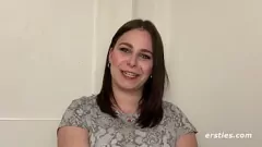 Afspelen Brunette Duitse amateur Emma pronkt met haar grote natuurlijke tieten terwijl ze zichzelf masturbeert en vingert voor de camera