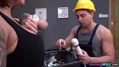 Abspielen Die üppige brünette MILF mit den großen Titten und dem kurvigen dicken Arsch wird von einem Handwerker in Strümpfen und Netzstrümpfen durchbohrt, bevor sie in romantischen Dessous Tittenfick macht