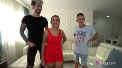 Odtwórz Anty's No Limits: dziki trójkąt z dwoma niedoświadczonymi nowicjuszami, robienie loda, styl na pieska i niechlujny wytrysk!