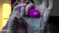 Abspielen Unterwürfiger Analsklave ASMR mit Domina Lou Nesbit und Lia Louise – Extreme Domina und Analfisting