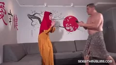 Abspielen Sehen Sie, wie Muslimah in dieser Hardcore-Amateur-Sexszene einen umwerfenden Blowjob und Handjob gibt