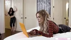 Reproduzir A morena Aiden Ashley e sua melhor amiga loira Whitney Wright desfrutam de uma sessão de sexo lésbico apaixonado com lambidas e dedilhados de buceta raspada