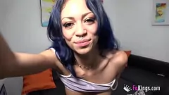 Jouer Noa Tevez transforme le confinement en un trio sauvage alors qu'elle chevauche la bite de son colocataire pendant que son petit ami cocu la regarde