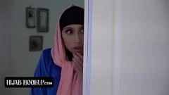 Abspielen Unschuldiger muslimischer Teenager im Hijab lässt sich von einem geilen Lehrer im Doggystyle in die rasierte Muschi ficken
