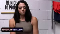 Redare Ofițer de securitate îl prinde pe un hoț cu fundul mare și îi dă o disciplină în gât adânc în spate