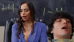 Abspielen Verführerische MILF-Professorin mit großem Hintern und großen Titten wird von einem kleinen Kerl wild gebumst